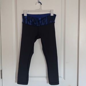 Gently worn reversible lulu lemon leggings. Cropped length and size 6.